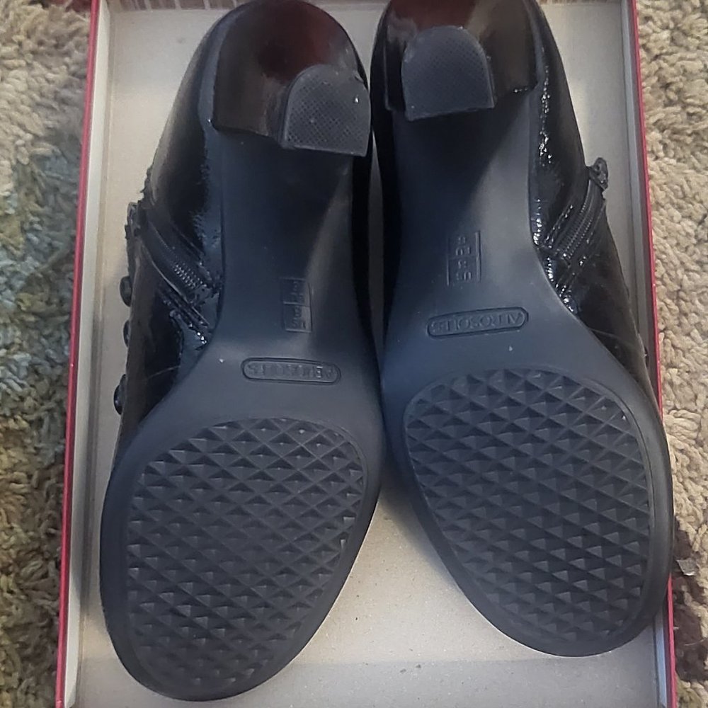 Shoes - Picture 4 of 7